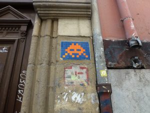 Space Invader in San Sebastian | Kachel auf Hauswand