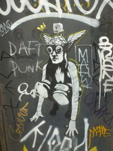 Detail: ... Mit Flügelhelm (im Gauloises-Style) | Stencil auf Tür in Barcelona