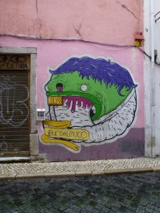 Graffiti als Aushängeschild für eine Apotheke in Lissabon