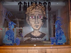 Street Art - beklebtes Schaufenster in Lissabon 