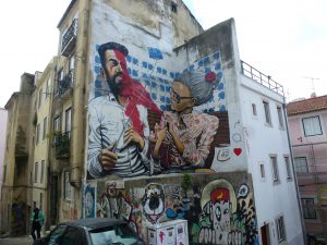 Großaufnahme: Missgeschick mit Selfie-Stick - Wandgemälde in Lissabon