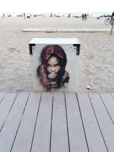 am Strand von Barcelona, Stencil von Guaté Mao