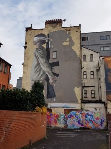 Soldat - mit dem Rücken zur Wand (m it verbundenen Augen) - großes Mural in Manchester | England