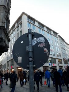 JOPA - Sticker auf Straßenschild auf Münchner Marienplatz