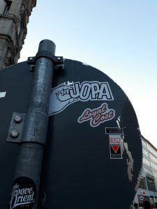 JOPA - Sticker auf Straßenschild auf Münchner Marienplatz | groß