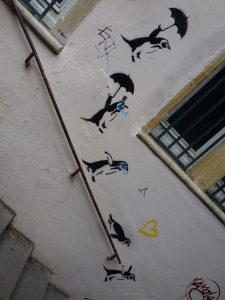 Na, wenn das mal nicht zu Wetter passt - Pinguine mit Schirm... na, sauber! Stencil aus Lyon, Frankreich