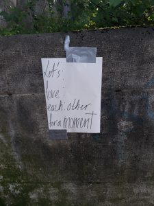 Urban Art: Let´s love each other for a moment - Aufruf am Sonntag | Isar an der Wittelsbacherbrücke, München