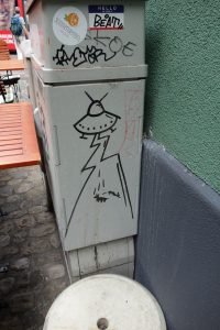 Edding (?) auf Stromkasten: UFO in der Reichenbachstraße / München. 