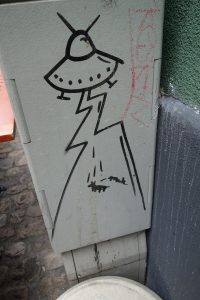 Edding (?) auf Stromkasten: UFO in der Reichenbachstraße / München. 